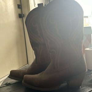 Ladies Ariats size 8.5 in PERFECT condition.